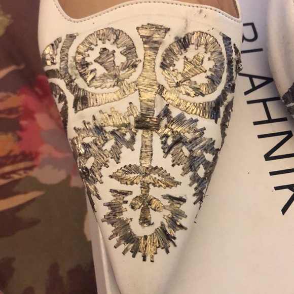 Manolo Blahnik White Leather Mules w/silver embroidery. - Picture 3 of 11